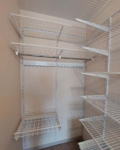 Белая угловая гардеробная с выдвижными корзинами, ~1,3×2 м, фото 2