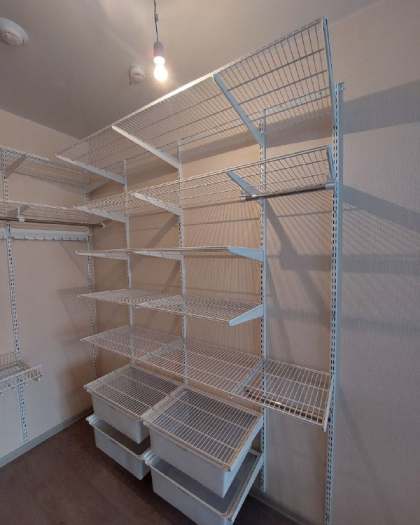 Белая угловая гардеробная с выдвижными корзинами, ~1,3×2 м, фото 3