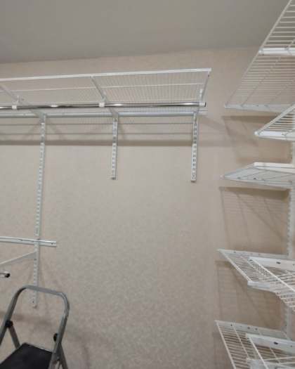 Белая угловая гардеробная с выдвижными корзинами, ~1,8×3 м, фото 1