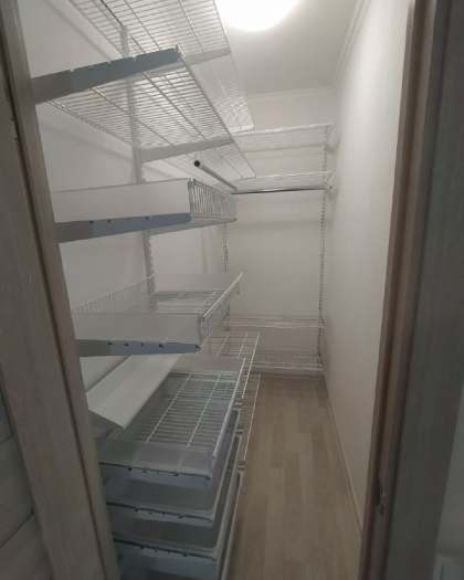 Белая угловая гардеробная с выдвижными корзинами, ~1,8×2 м, фото 1