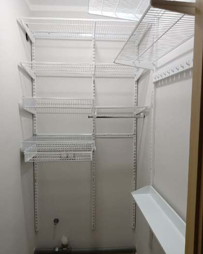 Белая угловая гардеробная с выдвижными корзинами, ~1,5×1,7 м, фото 1