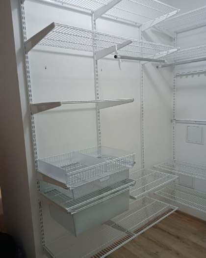 Белая угловая гардеробная с выдвижными корзинами, ~1,3×1,6 м, фото 1