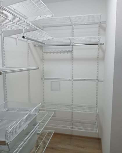 Белая угловая гардеробная с выдвижными корзинами, ~1,3×1,6 м, фото 2