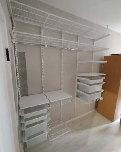 Белая угловая гардеробная с зеркалом, ~2,8×2,7 м, фото 3
