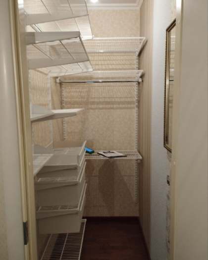 Белая угловая гардеробная с зеркалом, ~1,5×2 м, фото 3