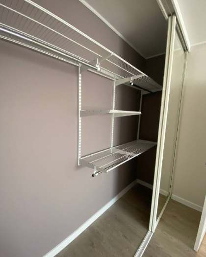 Белая угловая гардеробная с зеркалом и дверями-купе, фото 1