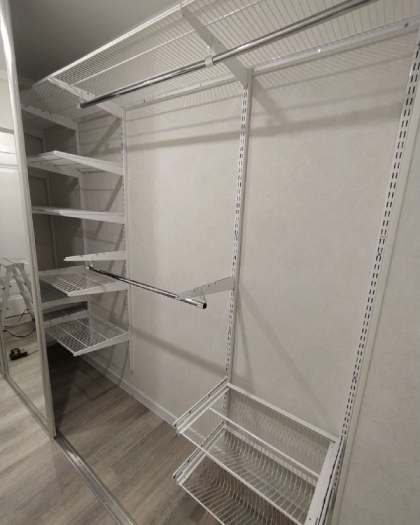 Белая угловая гардеробная с зеркалом и дверями-купе, ~1,8×1,5 м, фото 2