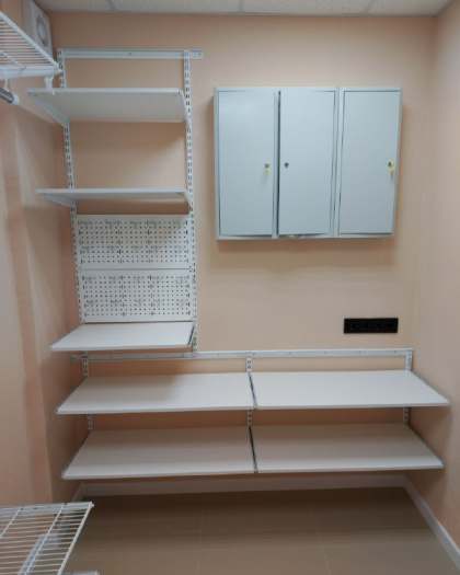 Белая угловая гардеробная в кладовке, ~2,1×1,9 м, фото 2
