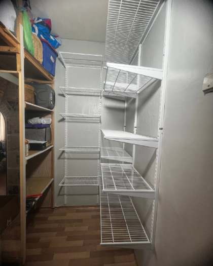 Белая угловая гардеробная в кладовке, ~1,8×1,5 м, фото 2