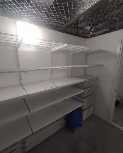 Белая угловая гардеробная в кладовке, ~2,4×2,2 м, фото 2