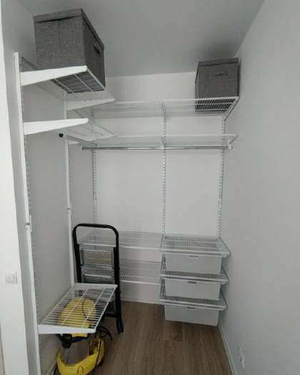 Белая угловая гардеробная в кладовке, ~1,5×1,8 м, фото 1