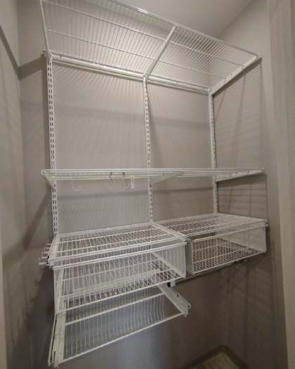 Белая угловая кладовка с выдвижными корзинами, ~1,3×0,9 м, фото 1