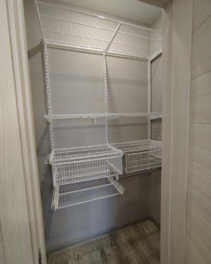 Белая угловая кладовка с выдвижными корзинами, ~1,3×0,9 м, фото 2