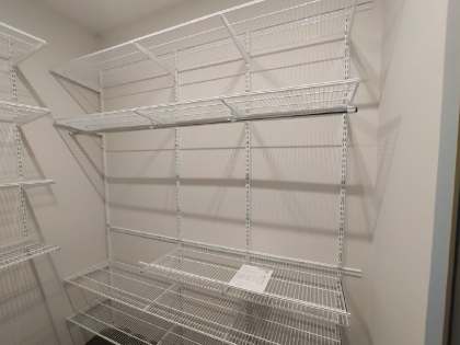 Белая угловая постирочная, ~1,8×2,6 м, фото 1
