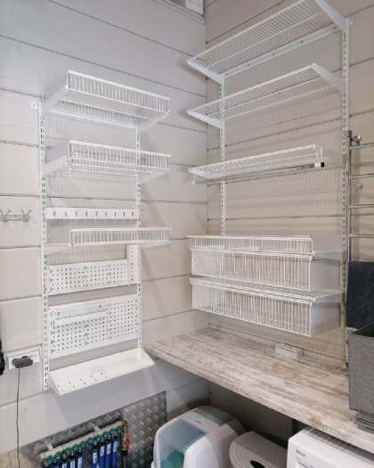 Белая угловая постирочная с деревом и выдвижными корзинами, ~1,5×1,5 м, фото 1
