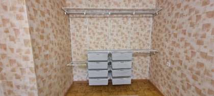 Белая угловая постирочная с выдвижными корзинами, ~2×1,5 м, фото 1