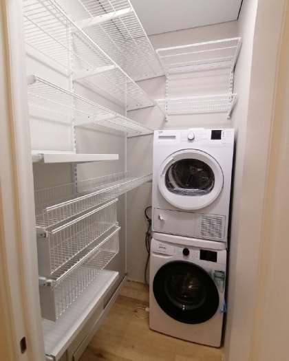 Белая угловая постирочная с выдвижными корзинами, ~1×1,6 м, фото 1