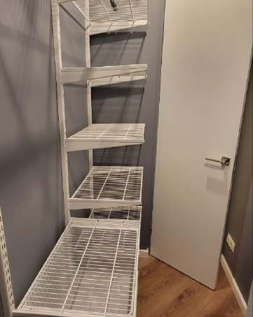 Белая угловая постирочная с выдвижными корзинами, ~1,5×2 м, фото 4