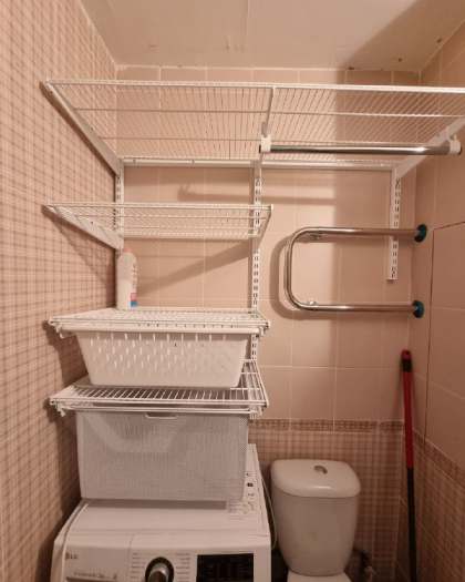 Белая угловая постирочная с выдвижными корзинами, ~1,1×1,8 м, фото 1