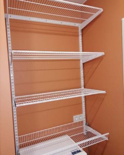 Белая угловая постирочная с выдвижными корзинами, ~1,4×1,6 м, фото 1