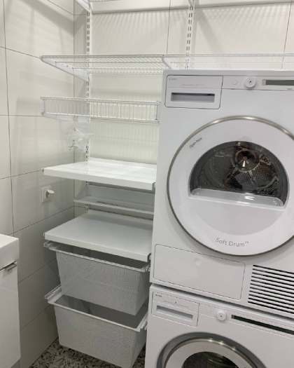 Белая угловая постирочная с выдвижными корзинами, ~1,5×1,2 м, фото 2