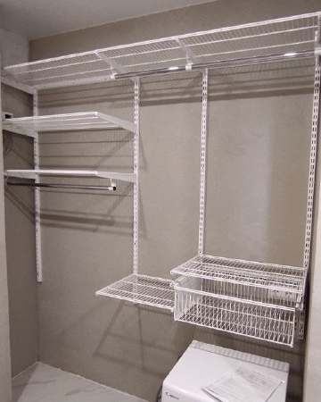 Белая угловая постирочная с выдвижными корзинами, ~1,8×1,2 м, фото 1