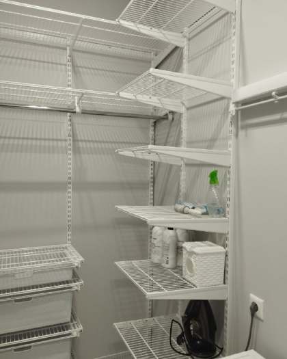 Белая угловая постирочная с выдвижными корзинами, ~1,5×1,6 м, фото 1
