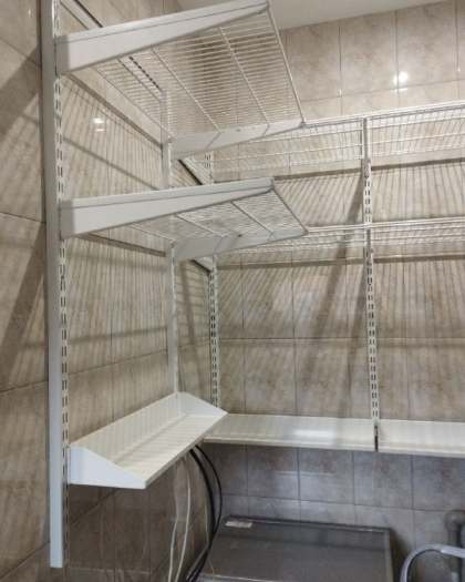 Белая угловая постирочная с выдвижными корзинами, ~1,5×1,2 м, фото 1