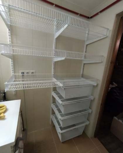 Белая угловая постирочная с выдвижными корзинами, ~2,7×1,8 м, фото 1
