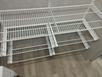 Белая угловая постирочная с выдвижными корзинами, ~1,8×1,5 м, фото 2