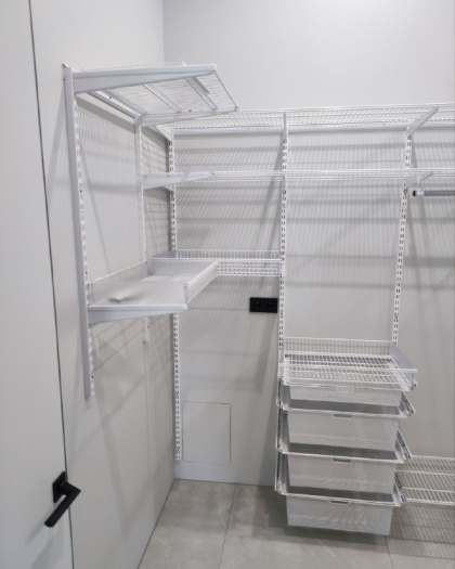 Белая угловая постирочная с выдвижными корзинами, ~2,2×2,8 м, фото 1