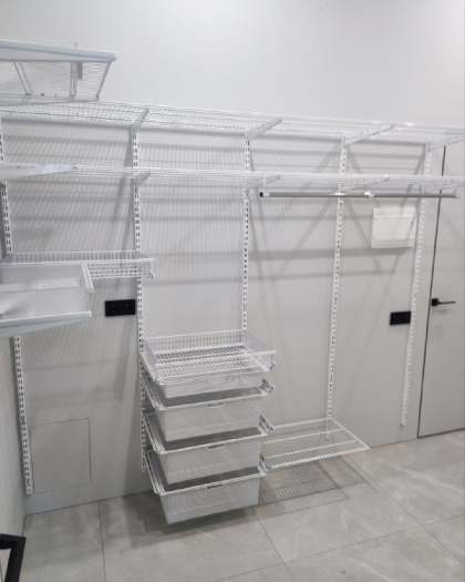 Белая угловая постирочная с выдвижными корзинами, ~2,2×2,8 м, фото 2