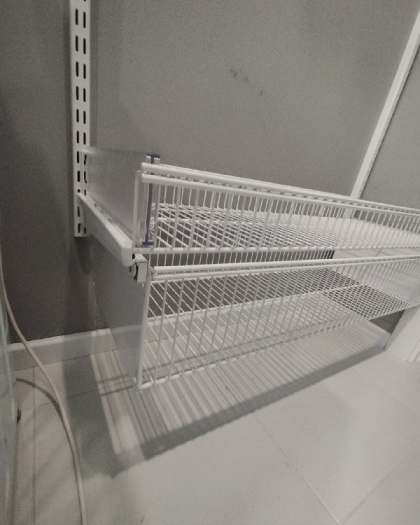 Белая угловая постирочная с выдвижными корзинами, ~1,8×1,5 м, фото 1