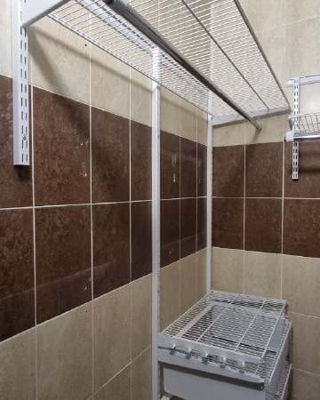 Белая угловая постирочная с выдвижными корзинами, ~1,4×1,9 м, фото 2