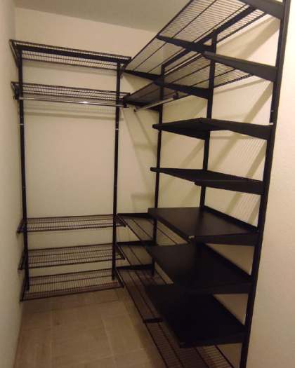 Чёрная двухсторонняя гардеробная, ~1,5×2,2 м, фото 1