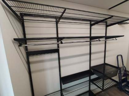 Чёрная двухсторонняя гардеробная с подсветкой, ~1,8×3 м, фото 4