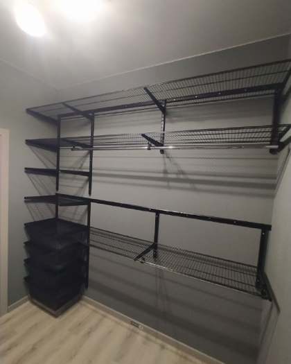 Чёрная двухсторонняя гардеробная с выдвижными корзинами, ~2,4×2,2 м, фото 3