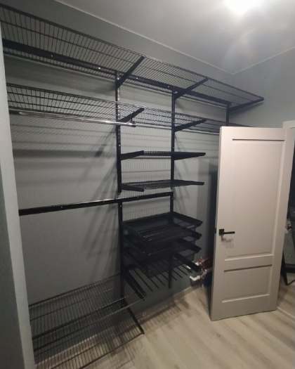 Чёрная двухсторонняя гардеробная с выдвижными корзинами, ~2,4×2,2 м, фото 4