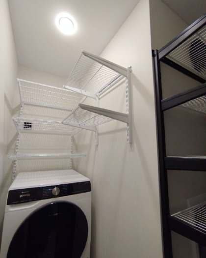Чёрная двухсторонняя постирочная с зеркалом и дверями-купе, ~1,2×1,5 м, фото 3