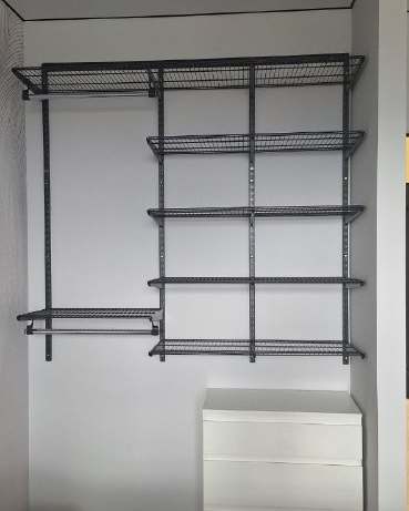 Чёрная гардеробная в спальне с выдвижными корзинами, ~1,8×2,4 м, фото 2