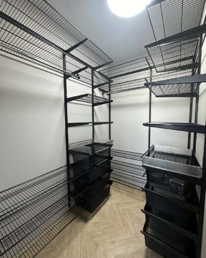 Чёрная П-образная гардеробная с брючницей, ~2,7×2 м, фото 1
