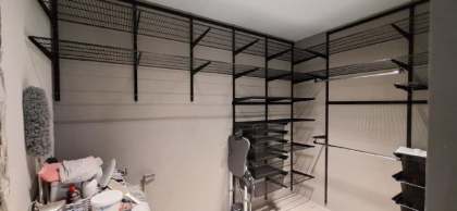 Чёрная П-образная гардеробная с брючницей, ~2,1×2,5 м, фото 3