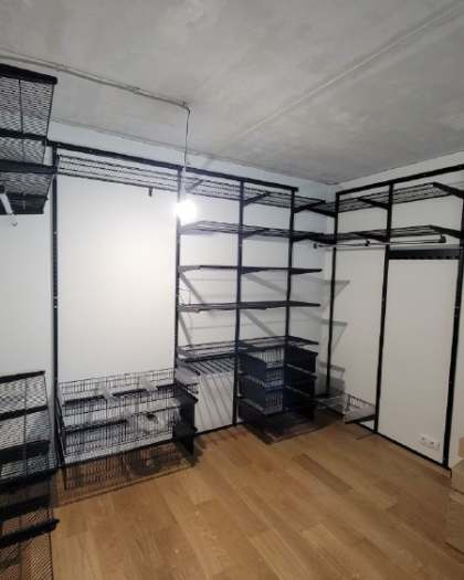 Чёрная П-образная гардеробная с брючницей, ~3×2,5 м, фото 1