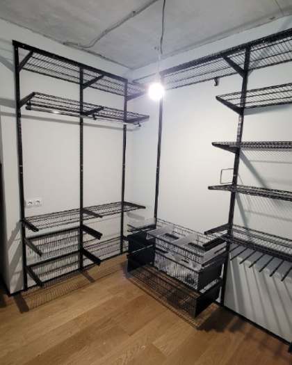 Чёрная П-образная гардеробная с брючницей, ~3×2,5 м, фото 2