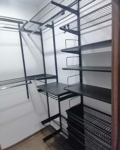 Чёрная П-образная гардеробная с брючницей, ~1,5×2 м, фото 2