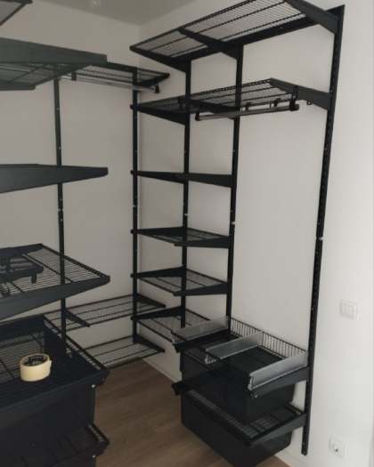 Чёрная П-образная гардеробная с брючницей, ~1,7×2,1 м, фото 1