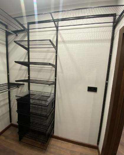 Чёрная П-образная гардеробная с брючницей, ~1,5×2,1 м, фото 2