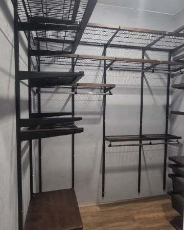Чёрная П-образная гардеробная с деревом, ~1,5×2 м, фото 1