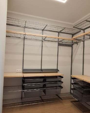 Чёрная П-образная гардеробная с деревом и полками для обуви, ~2,4×2 м, фото 2