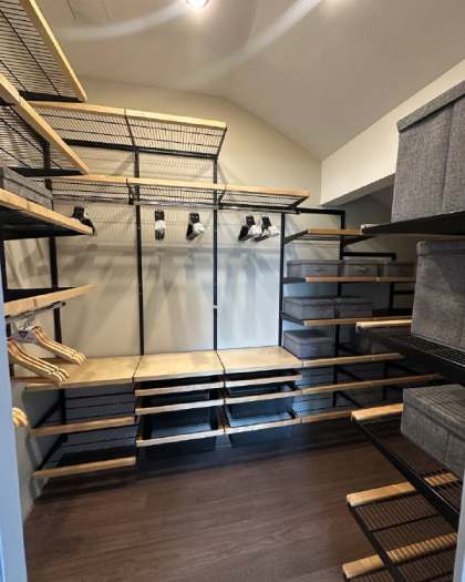 Чёрная П-образная гардеробная с деревом и полками для обуви, фото 1